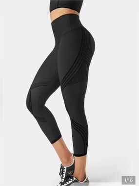 Fanka Body Sculpt  Sz Small Leggings Reversible Wear Black waist 13" inseam 25"